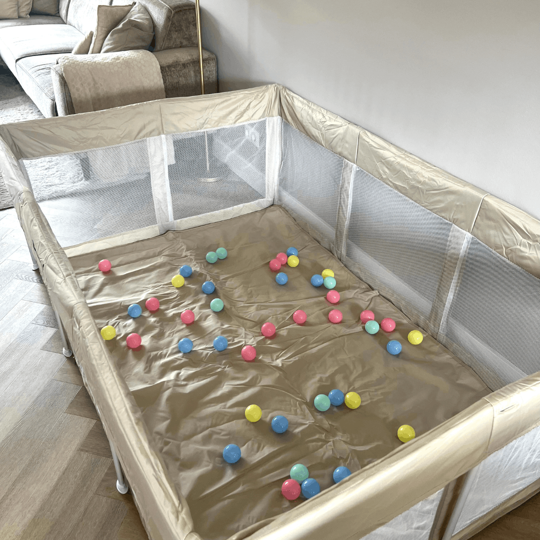 Bodenlaufgitter 120x180 cm im Wohnzimmer als sicherer Spielbereich für Babys