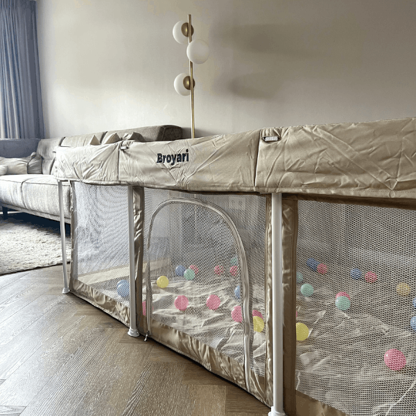 Großer Laufstall Baby 180x180 cm im Wohnzimmer mit viel Bewegungsfreiheit