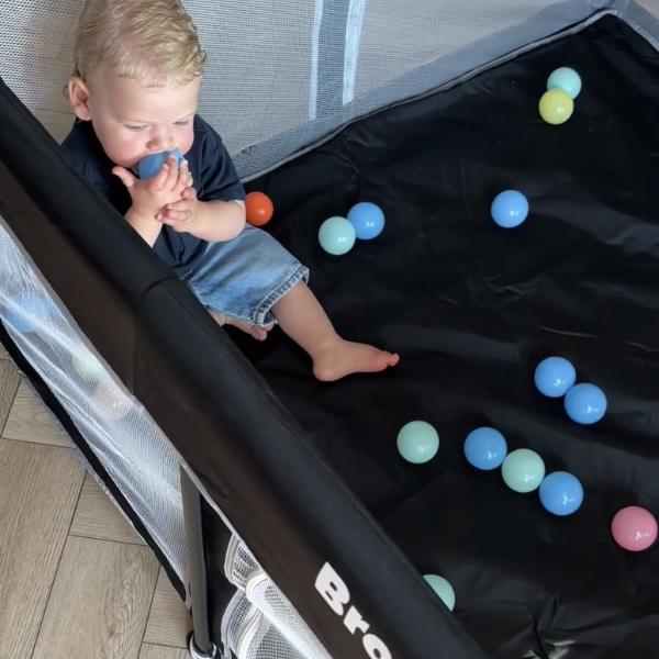 Baby Laufstall / Laufgitter – Schwarz – Faltbar mit Matte - Broyari